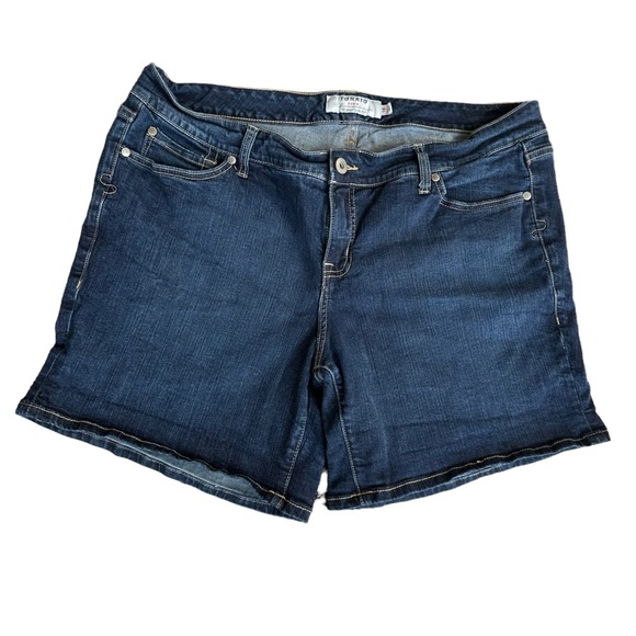 Torrid Women's‎ 7" Dark Wash Jeans Short Size: 18